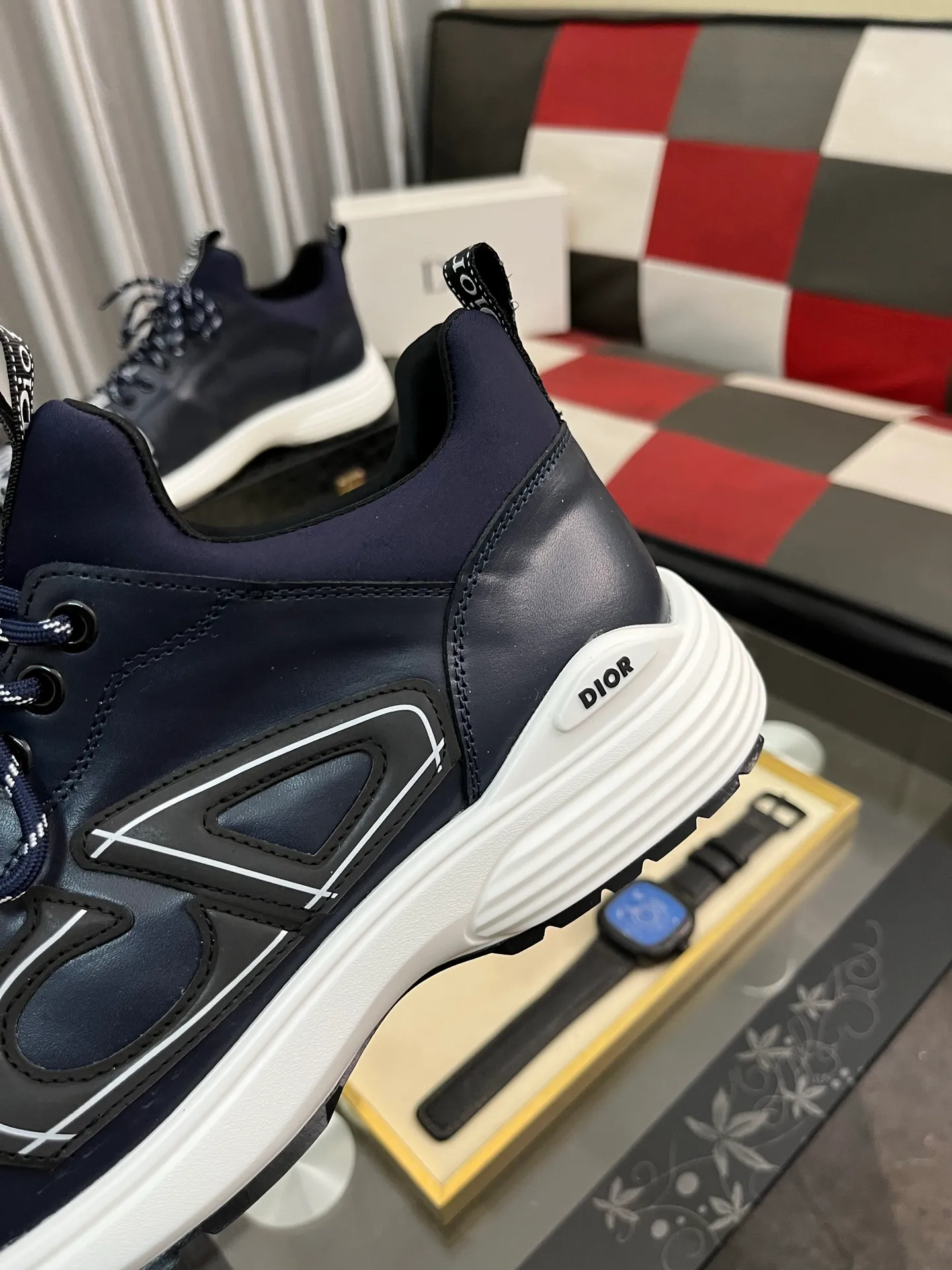 Men's clothing and shoes 💰458⌚️⌚️ Dior's casual and sporty style is combined with the elements of dad bag-soled shoes. It has successfully broken through the dad shoe style that has been on the streets in recent years and has become a beautiful landscape in luxury goods. The fabric is high mercerized with breathable mesh. The mesh on both sides of the shoe is made of three layers of composite technology. The bottom process uses package molding fabrics: imported high mercerized 🐂 cowhide stitching with original customized D-shaped mesh code number: 38-445️⃣Colors available